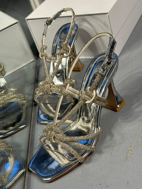 GÜMÜŞ BİYELİ DÜĞÜMLÜ SANDALET