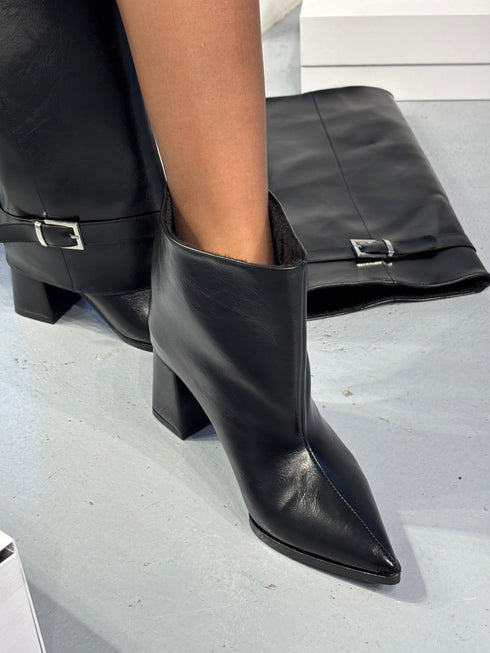 DOSSI TAK ÇIKAR BOOTIE ÇİZME