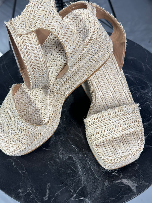 HASIR DOLGU TOPUK SANDALET