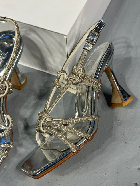 GÜMÜŞ BİYELİ DÜĞÜMLÜ SANDALET