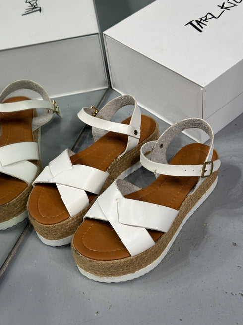 BEYAZ ÇAPRAZ BANTLI SANDALET