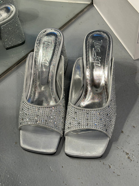 GÜMÜŞ TAŞLI SATEN TERLİK