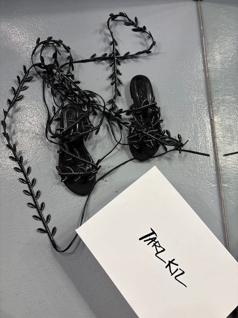 SARMAŞIK SİYAH TAŞLI SANDALET