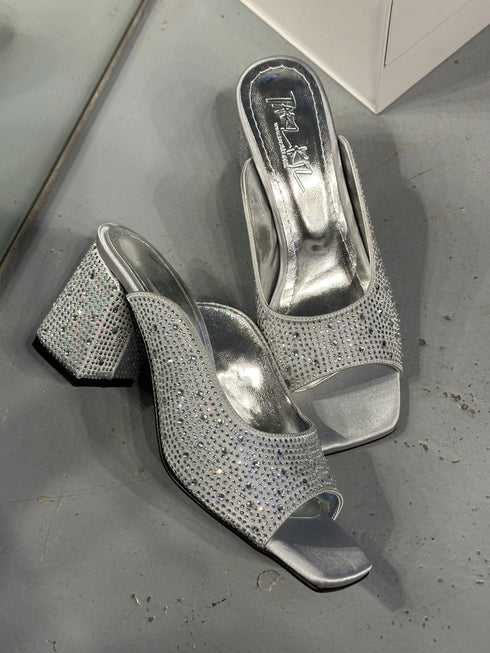 GÜMÜŞ TAŞLI SATEN TERLİK