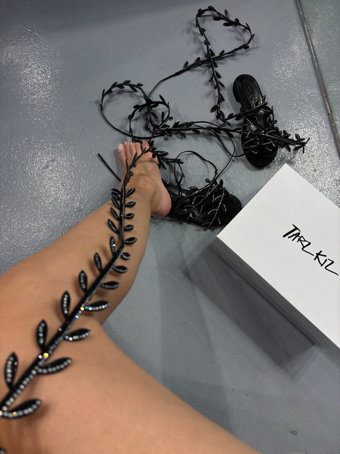 SARMAŞIK SİYAH TAŞLI SANDALET