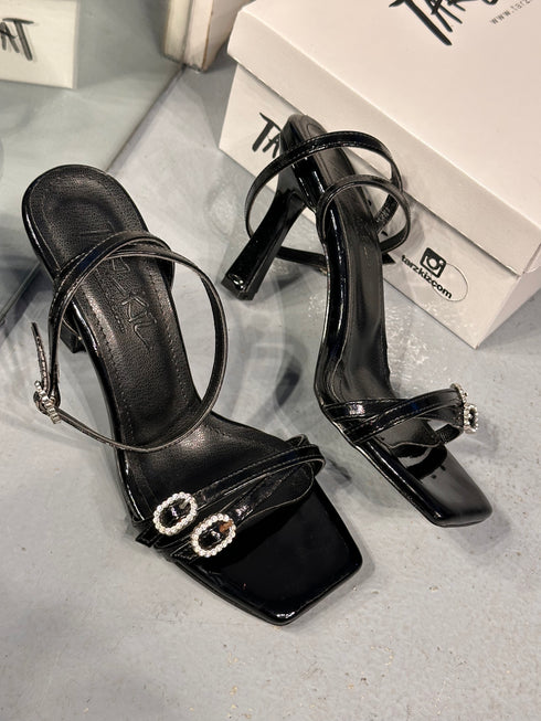 1026 SİYAH TOKALI SANDALET