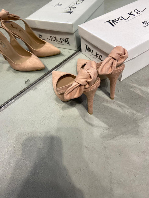 7532 PUDRA PEMBE FİYONKLU TOPUKLU SANDALET