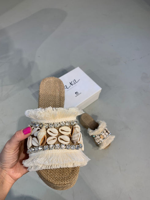 YALIKAVAK DENİZ KABUKLU HASIR DOLGU TOPUK TERLİK