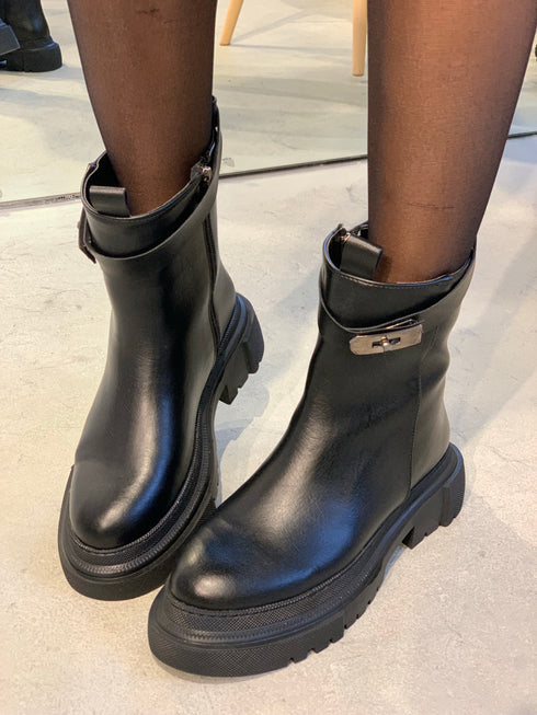 JOHAN SİYAH TOKALI BOOTIE