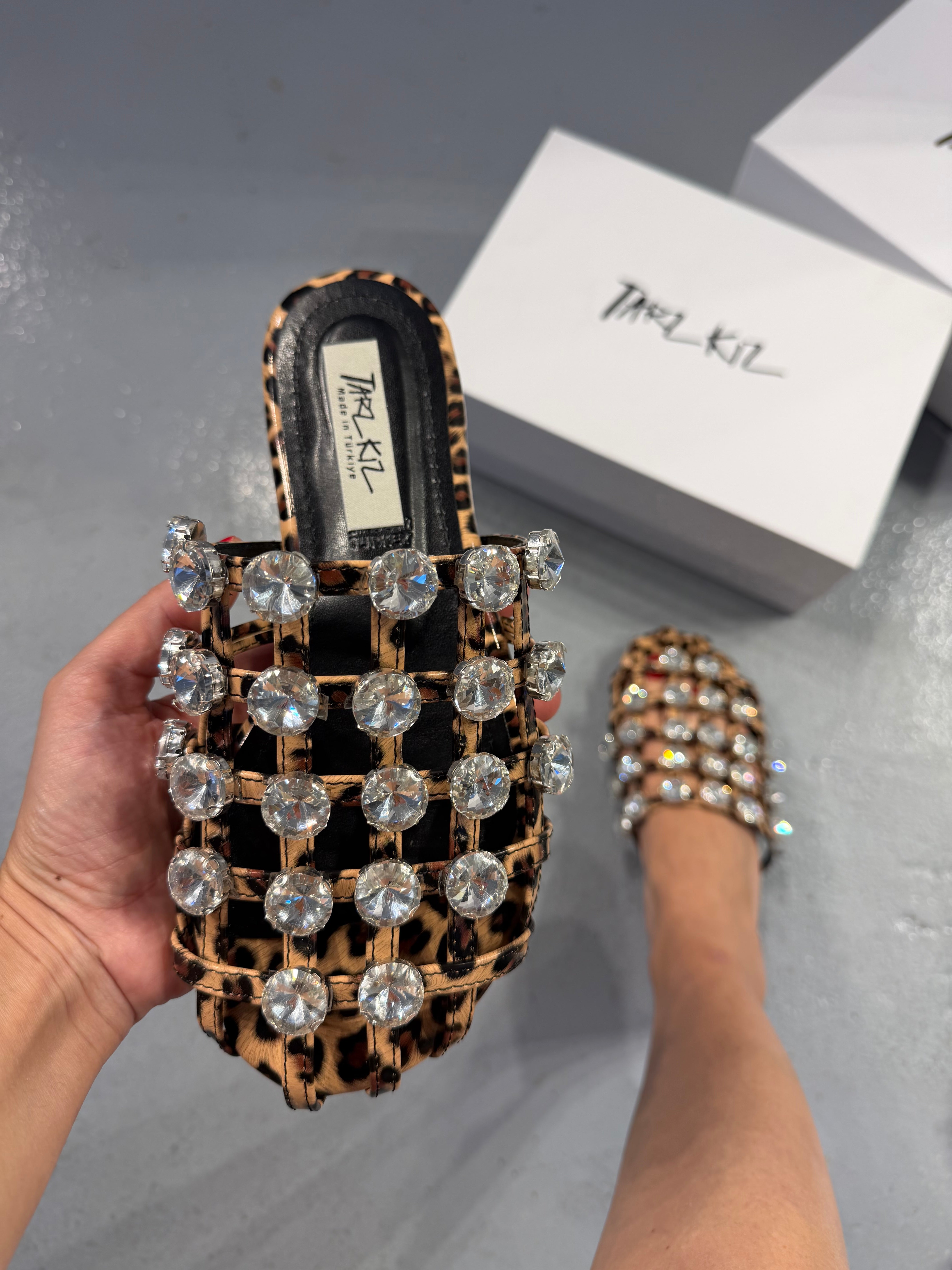 CAPRI LEOPAR TAŞLI DÜZ TERLİK