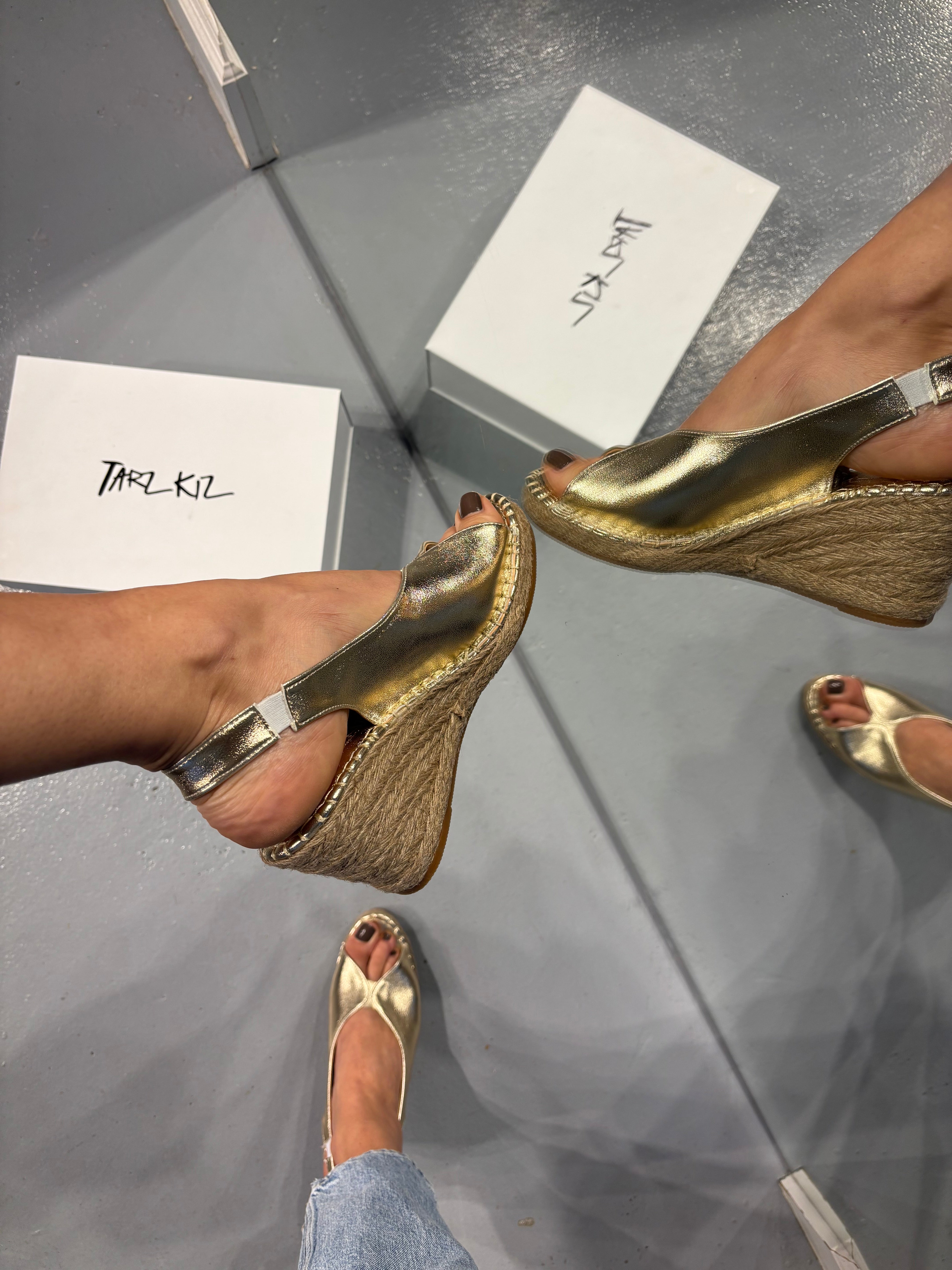 CAPRI GOLD HASIR DOLGU TOPUK SANDALET