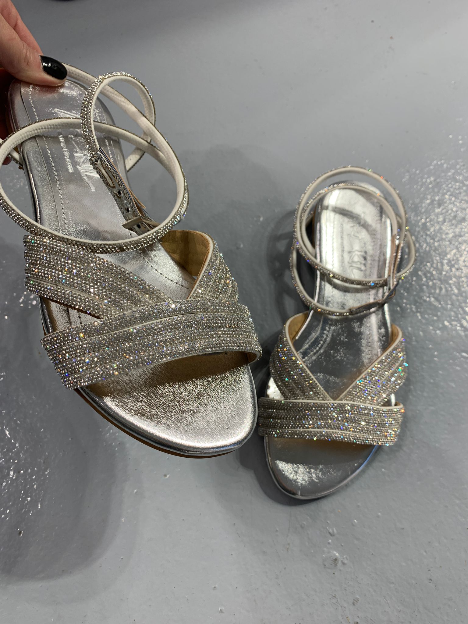 MOLU GÜMÜŞ DÜZ SANDALET