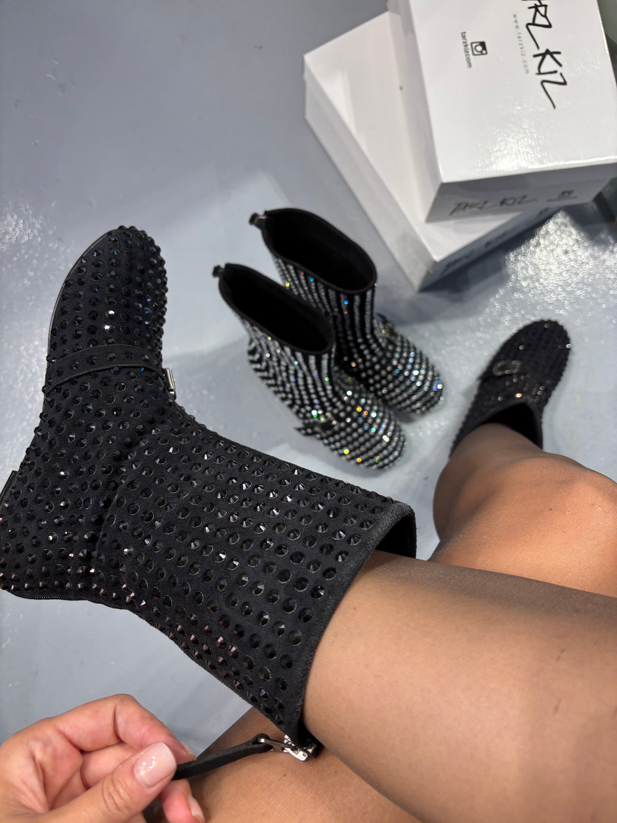 LAI SİYAH FERMUARLI TAŞLI BOOTIE