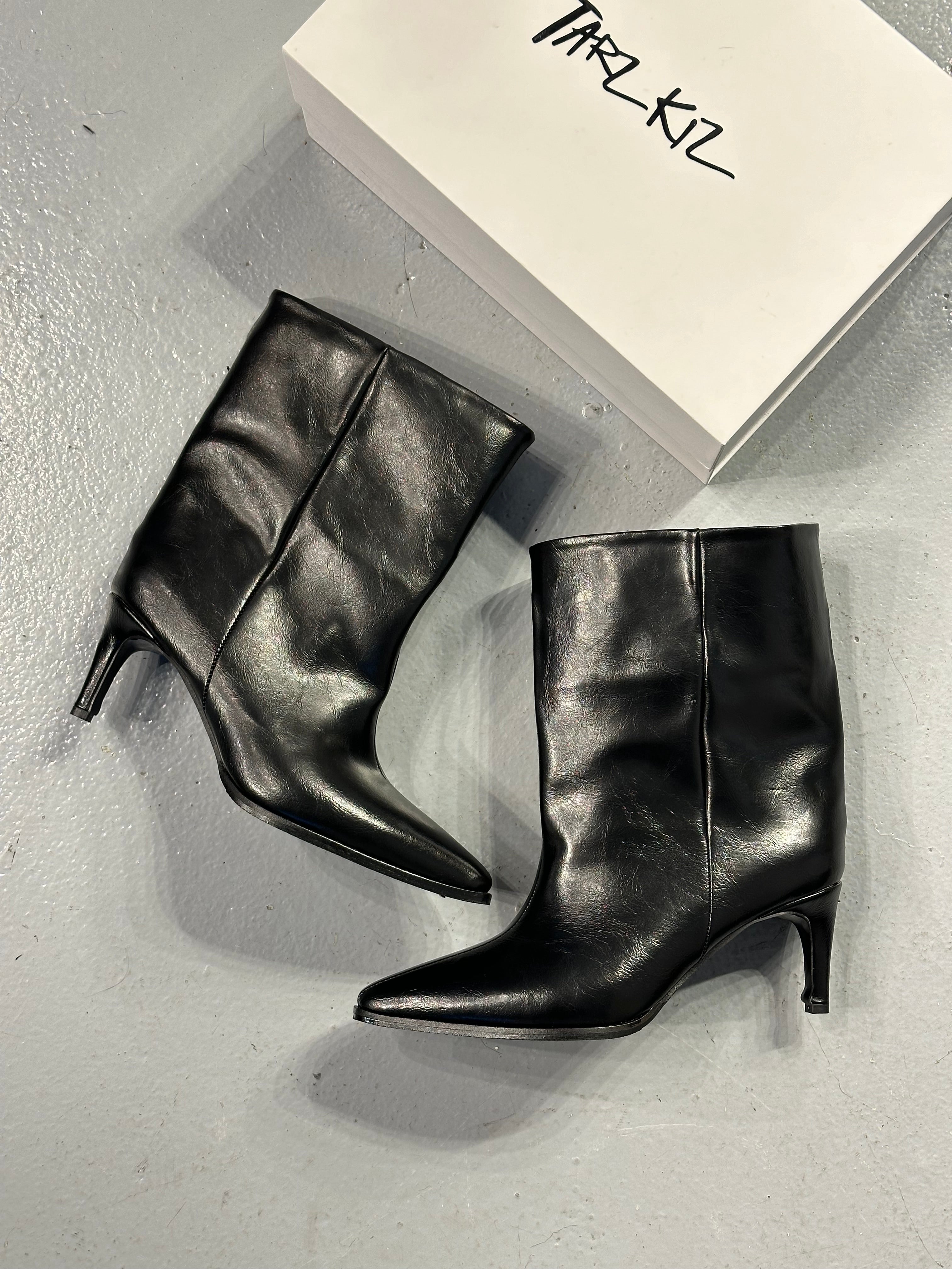 FLATY Siyah XL Geniş Kalıp BOOTIE
