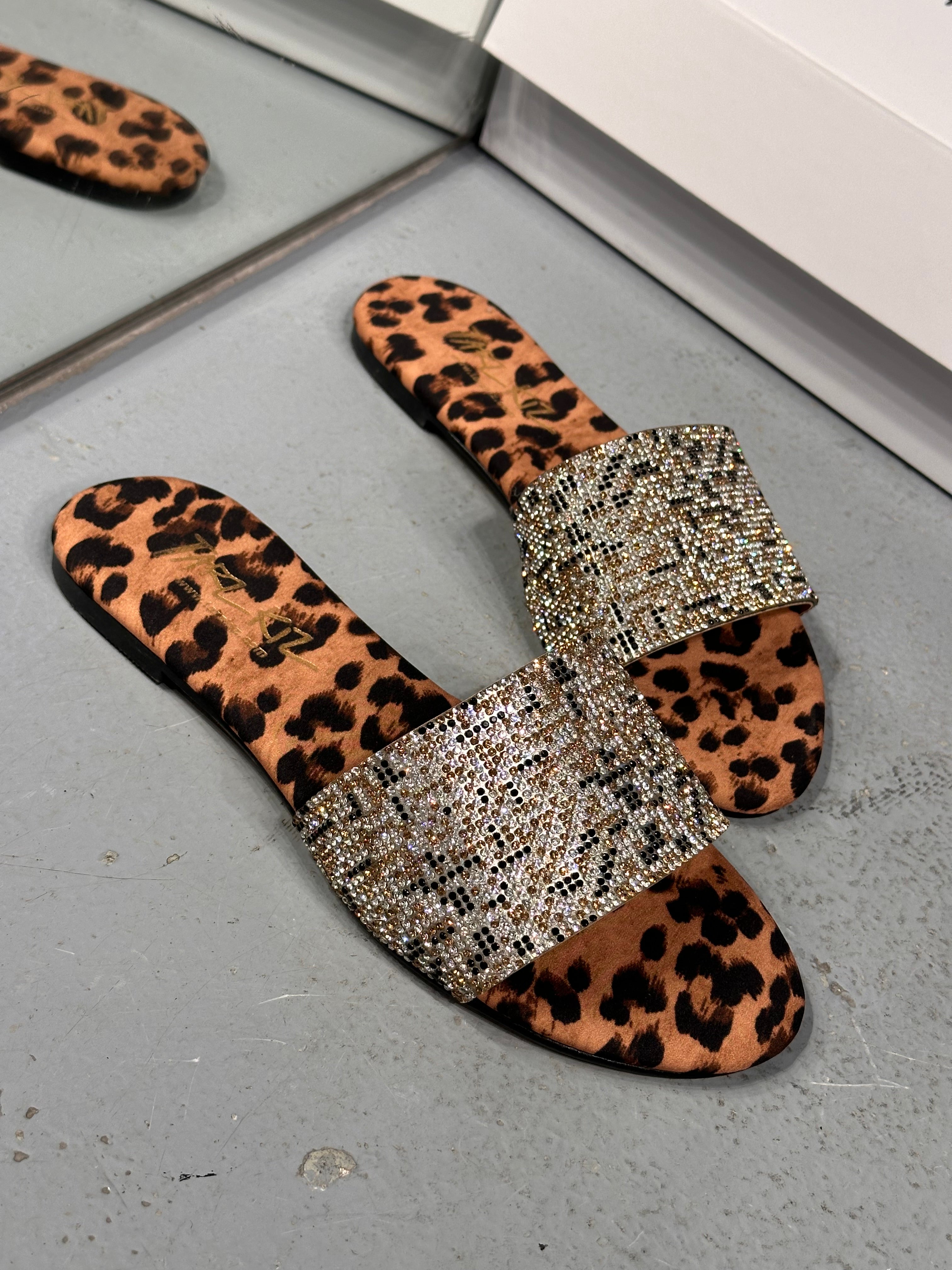 AFRO GÜMÜŞ LEOPAR TAŞLI TERLİK