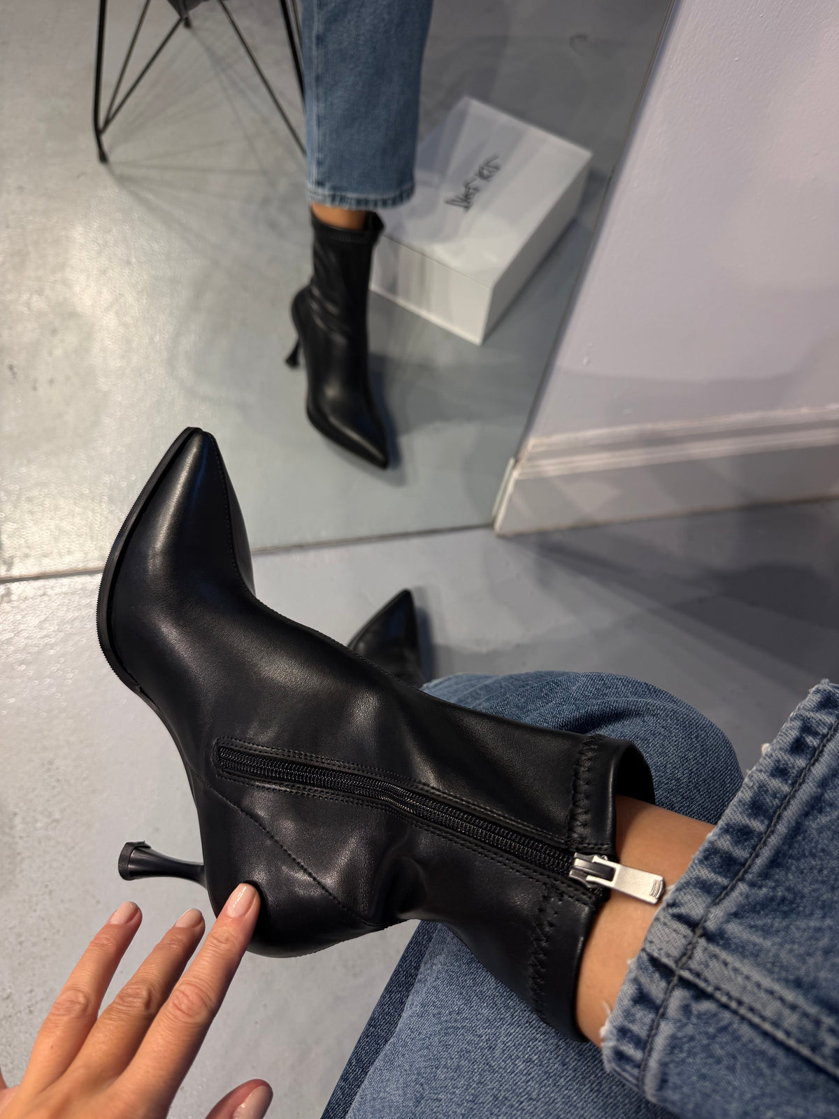 AXEL Siyah Deri Streç Fermuarlı Bootie