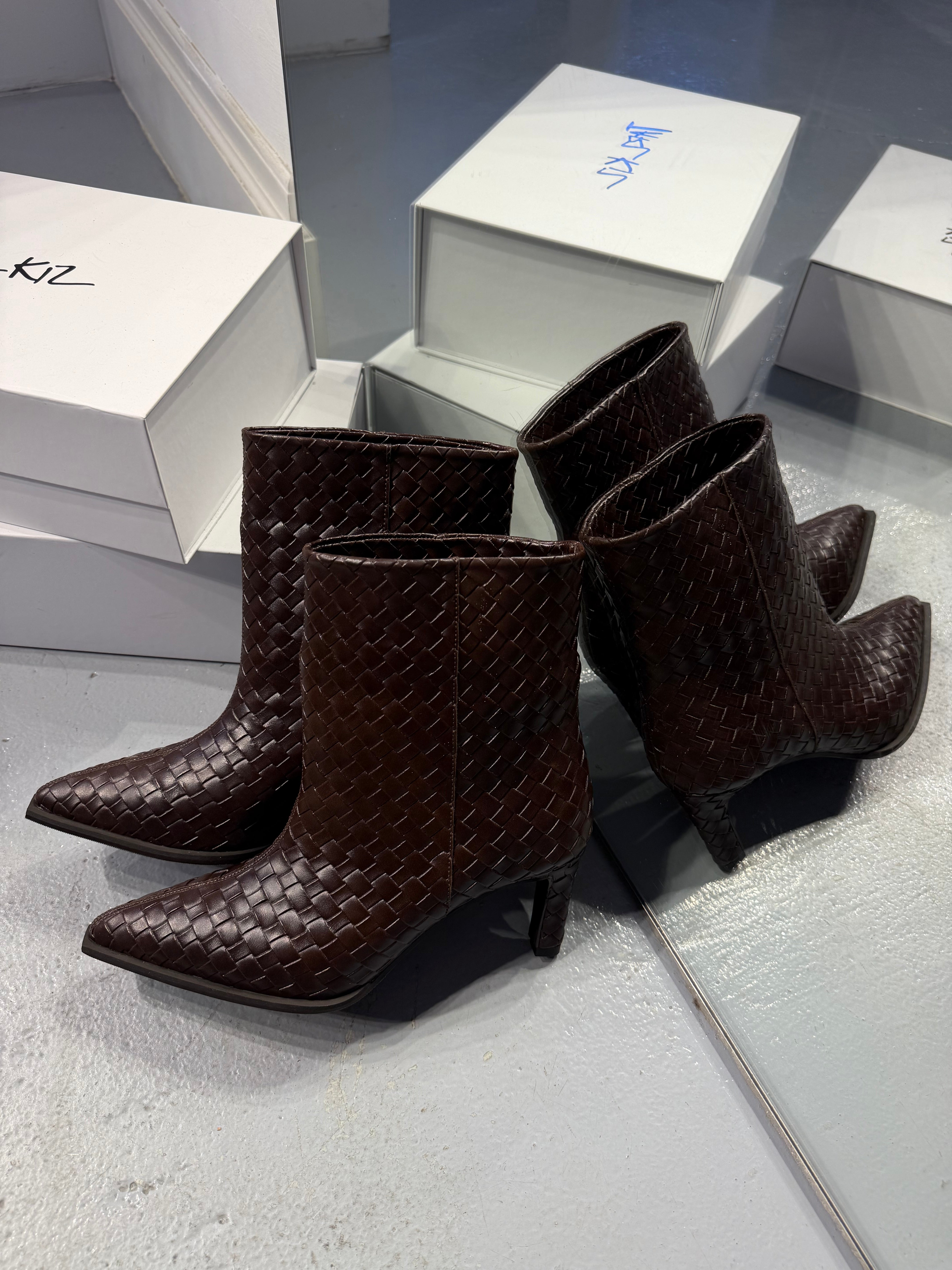 VENTA Geniş Bilekli Kahverengi Örgü Dokulu Fermuarsız Bootie