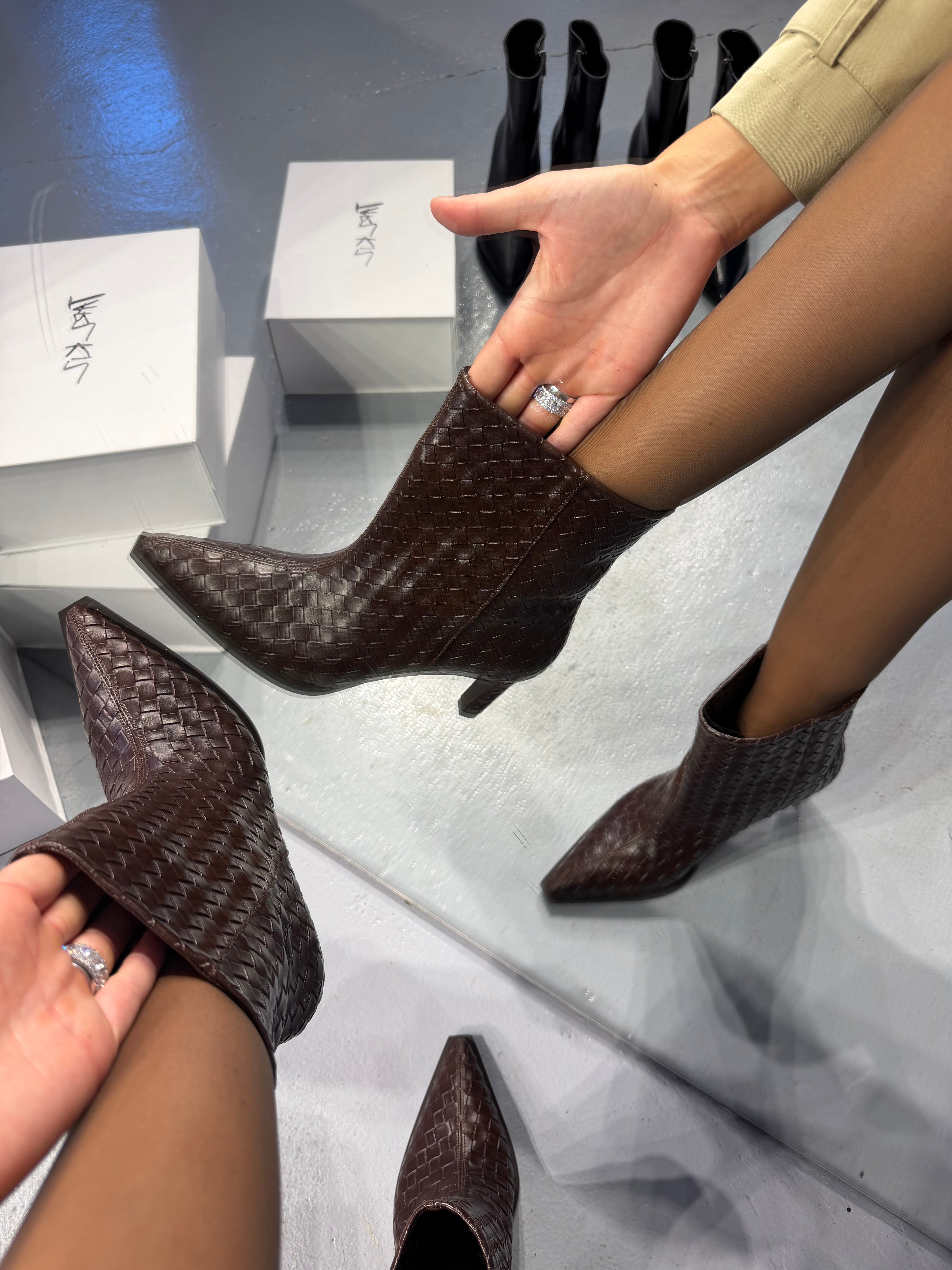 VENTA Geniş Bilekli Kahverengi Örgü Dokulu Fermuarsız Bootie