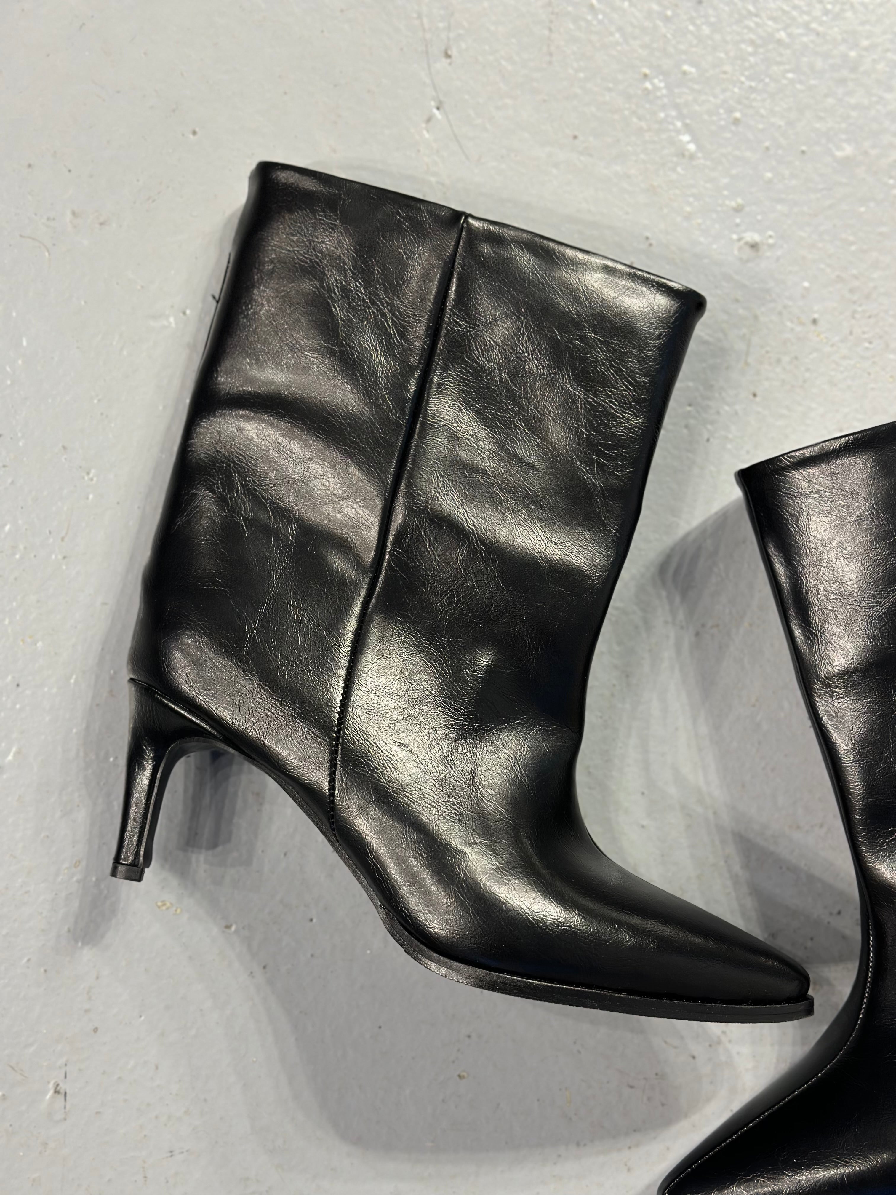 FLATY Siyah XL Geniş Kalıp BOOTIE