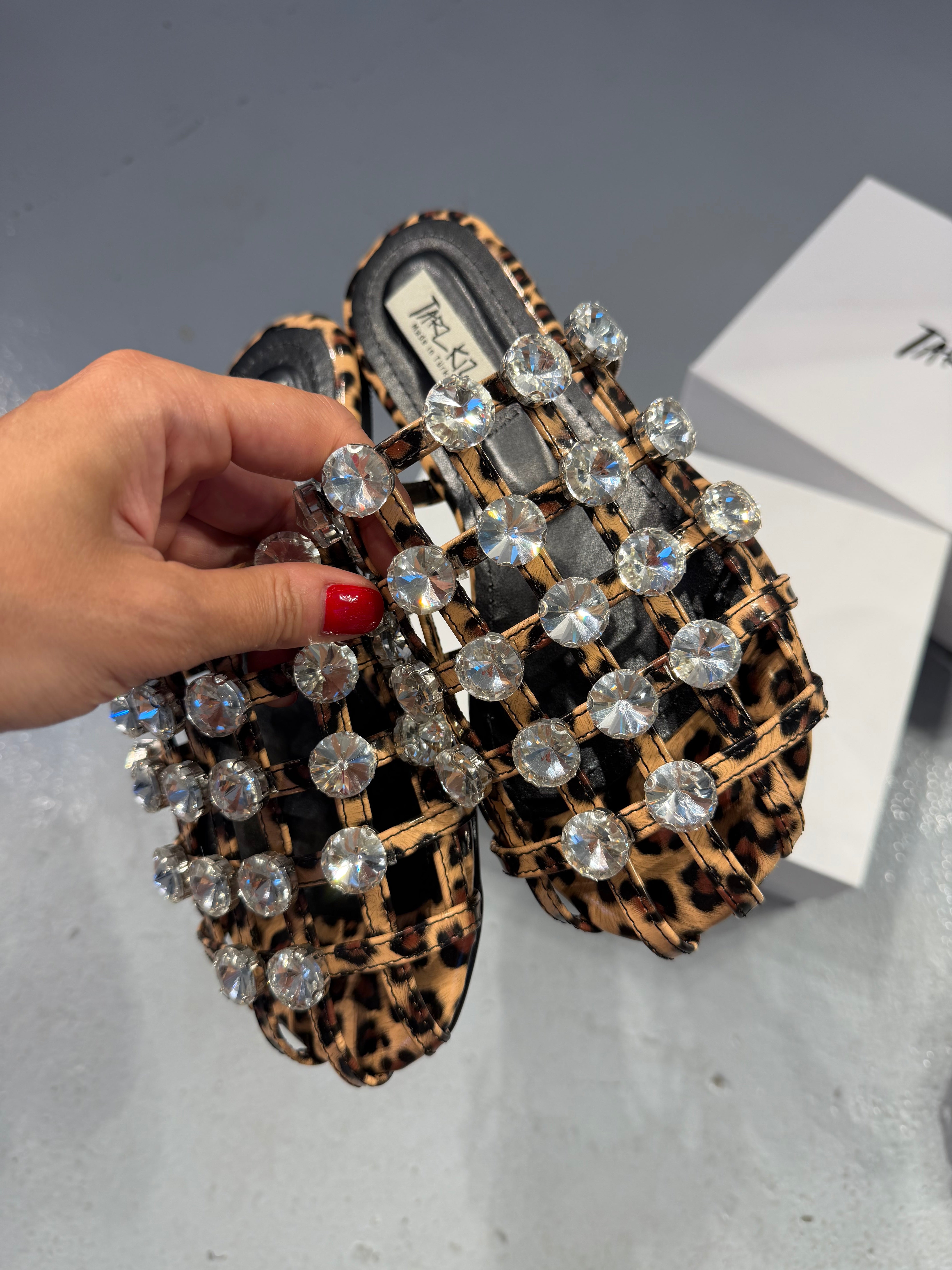 CAPRI LEOPAR TAŞLI DÜZ TERLİK