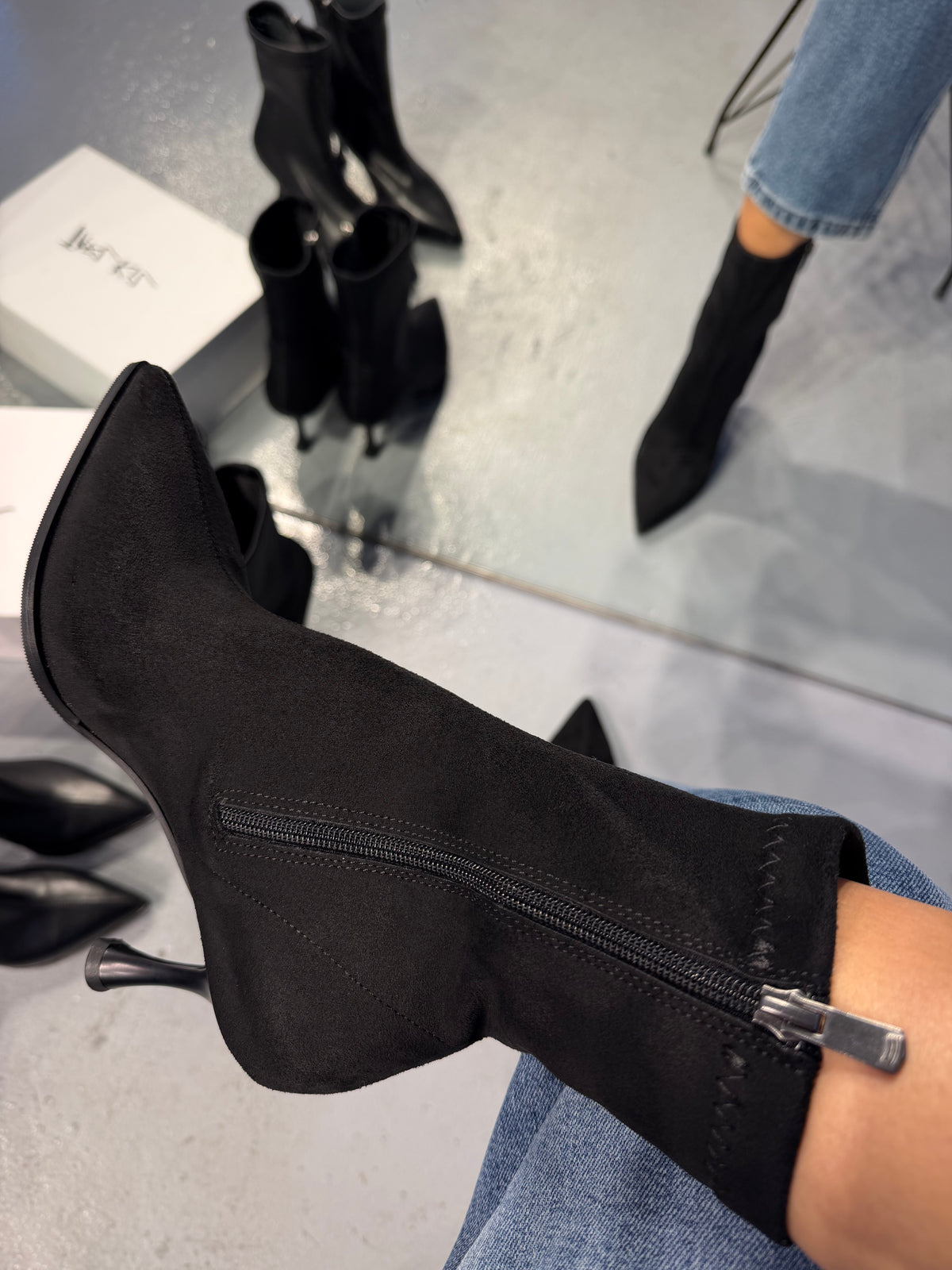 AXEL Siyah Süet Streç Fermuarlı Bootie