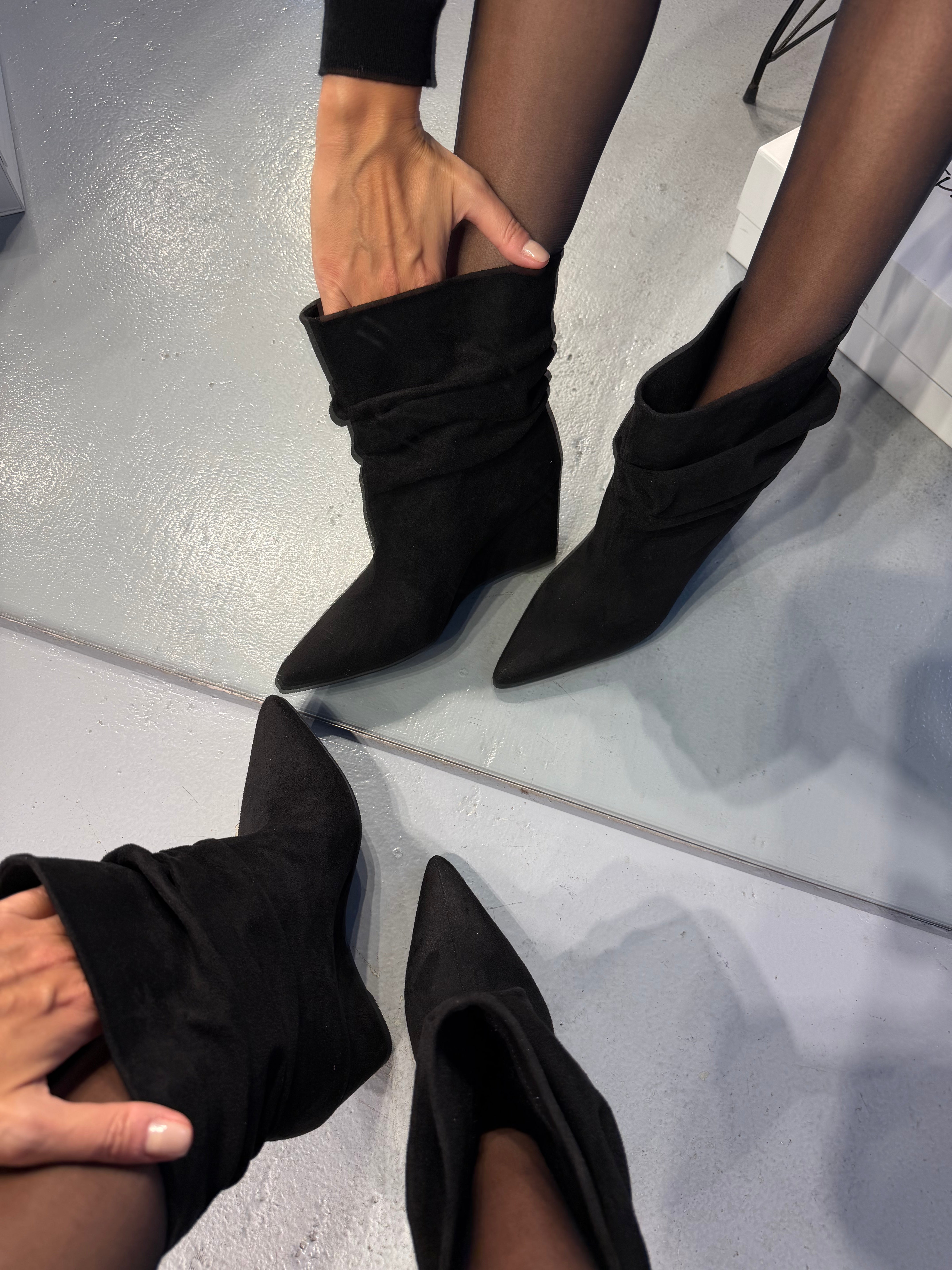 AREA Siyah Süet Dolgu Topuklu Bootie