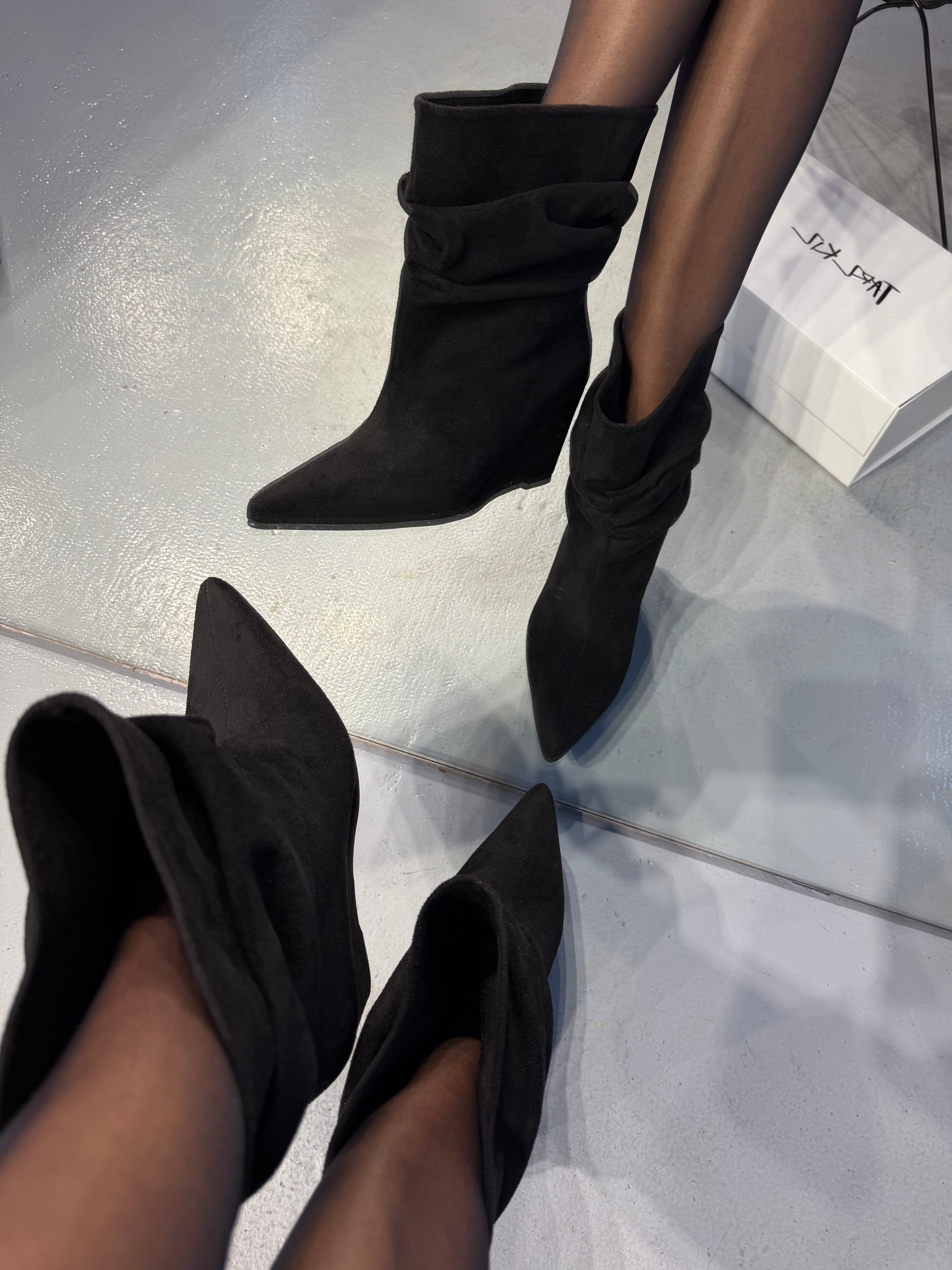 AREA Siyah Süet Dolgu Topuklu Bootie
