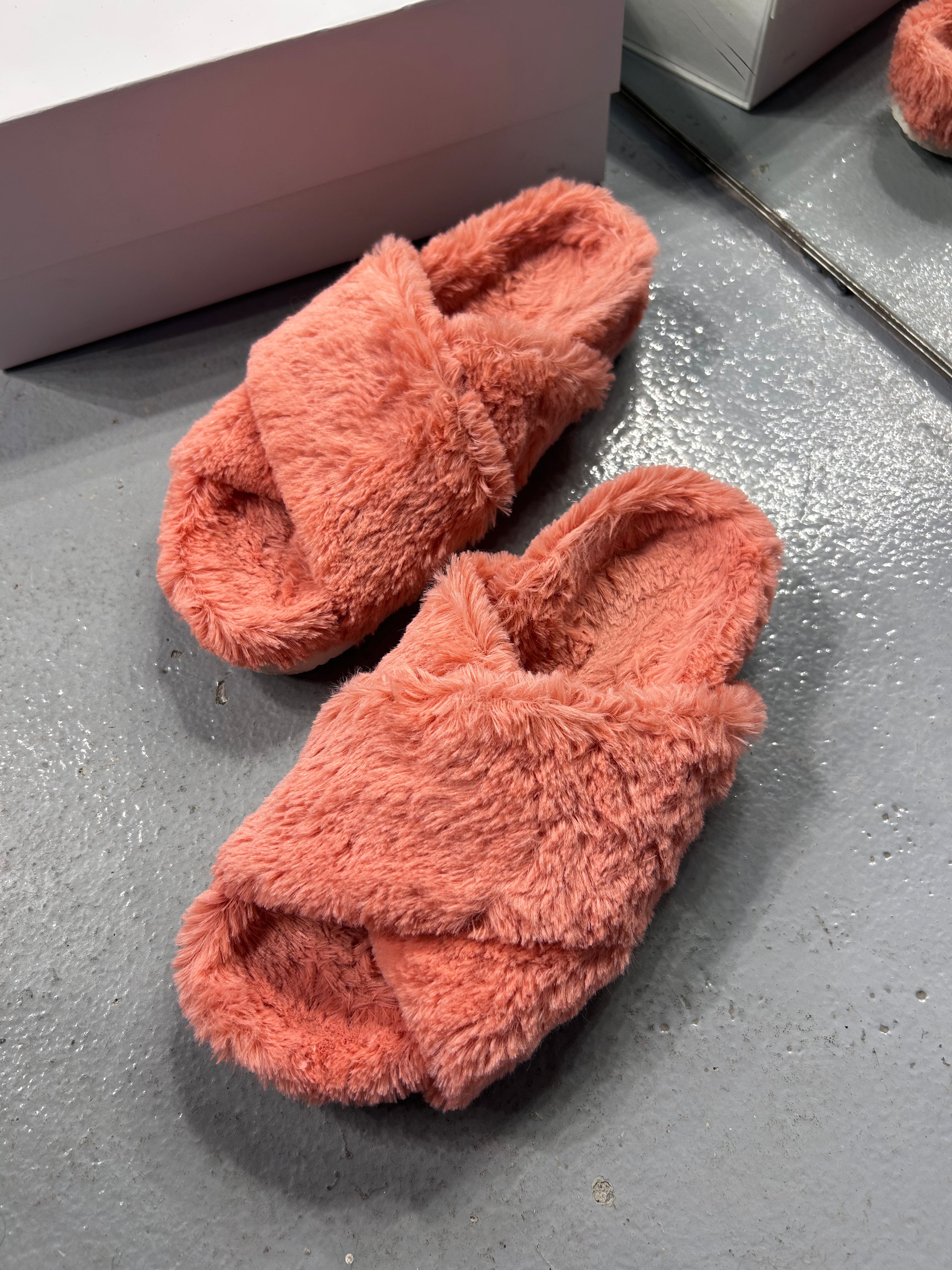 1195 PEMBE PELUŞ TERLİK