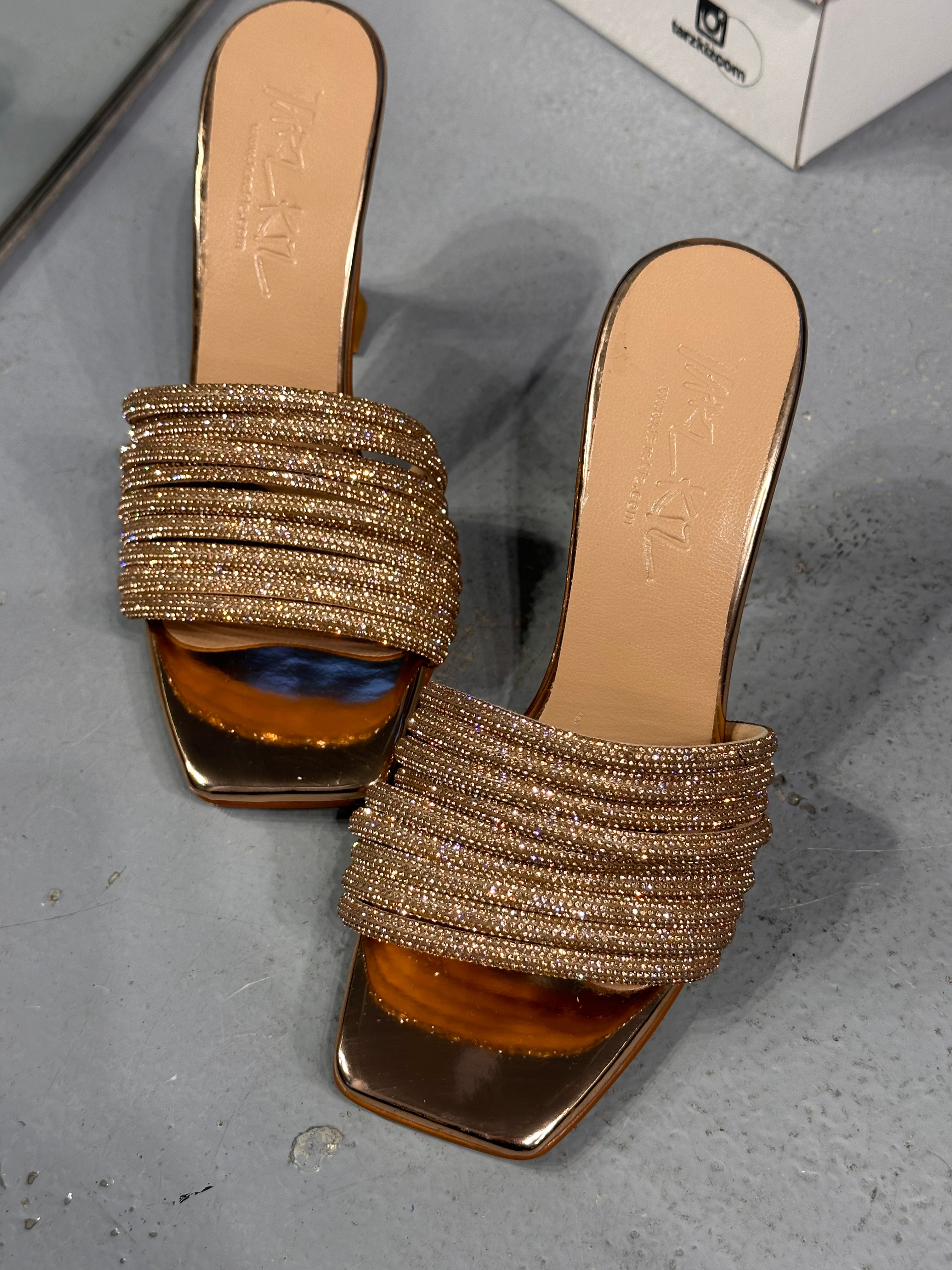 1093 BRONZ TAŞLI TOPUKLU SANDALET