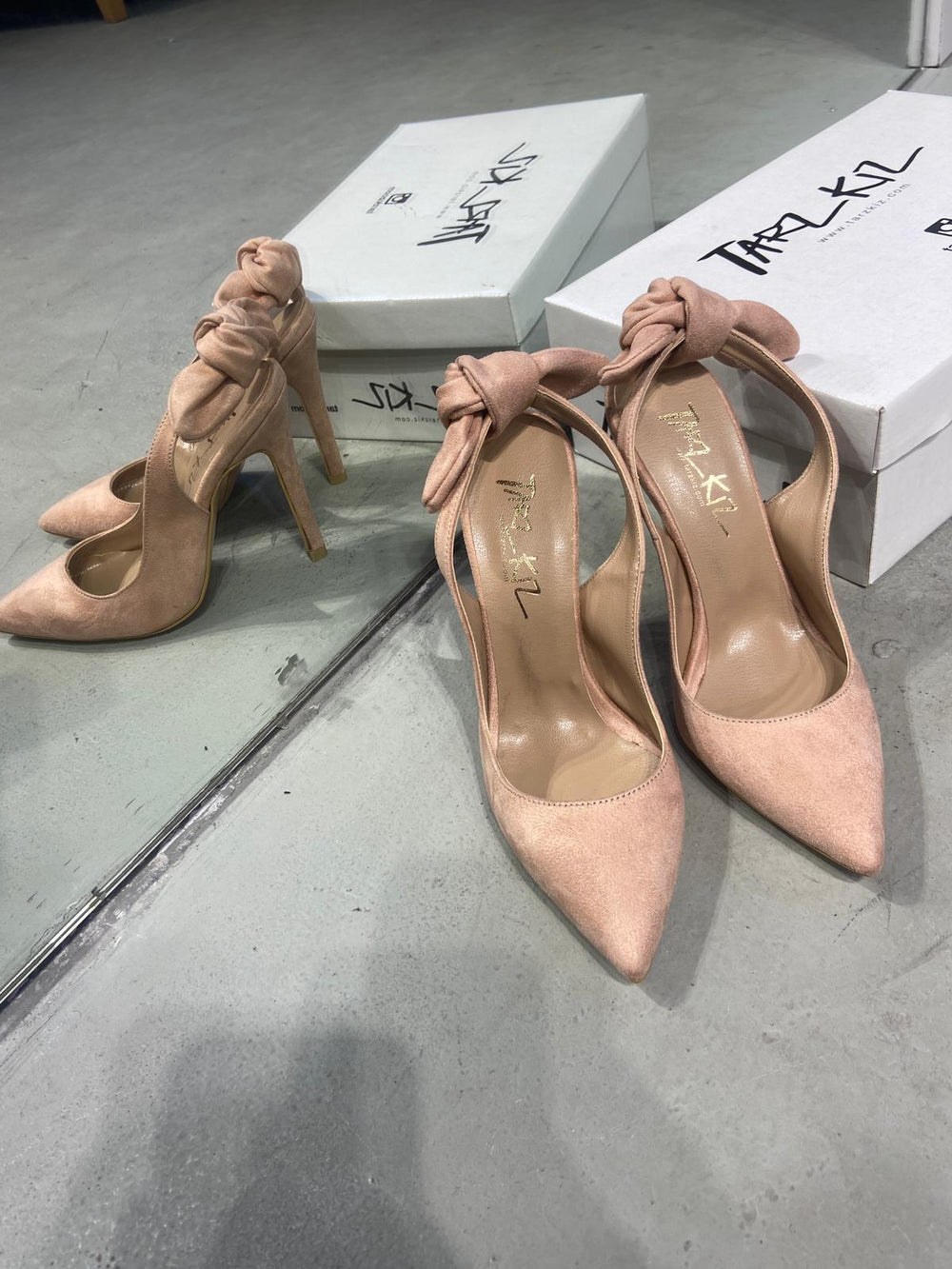 7532 PUDRA PEMBE FİYONKLU TOPUKLU SANDALET