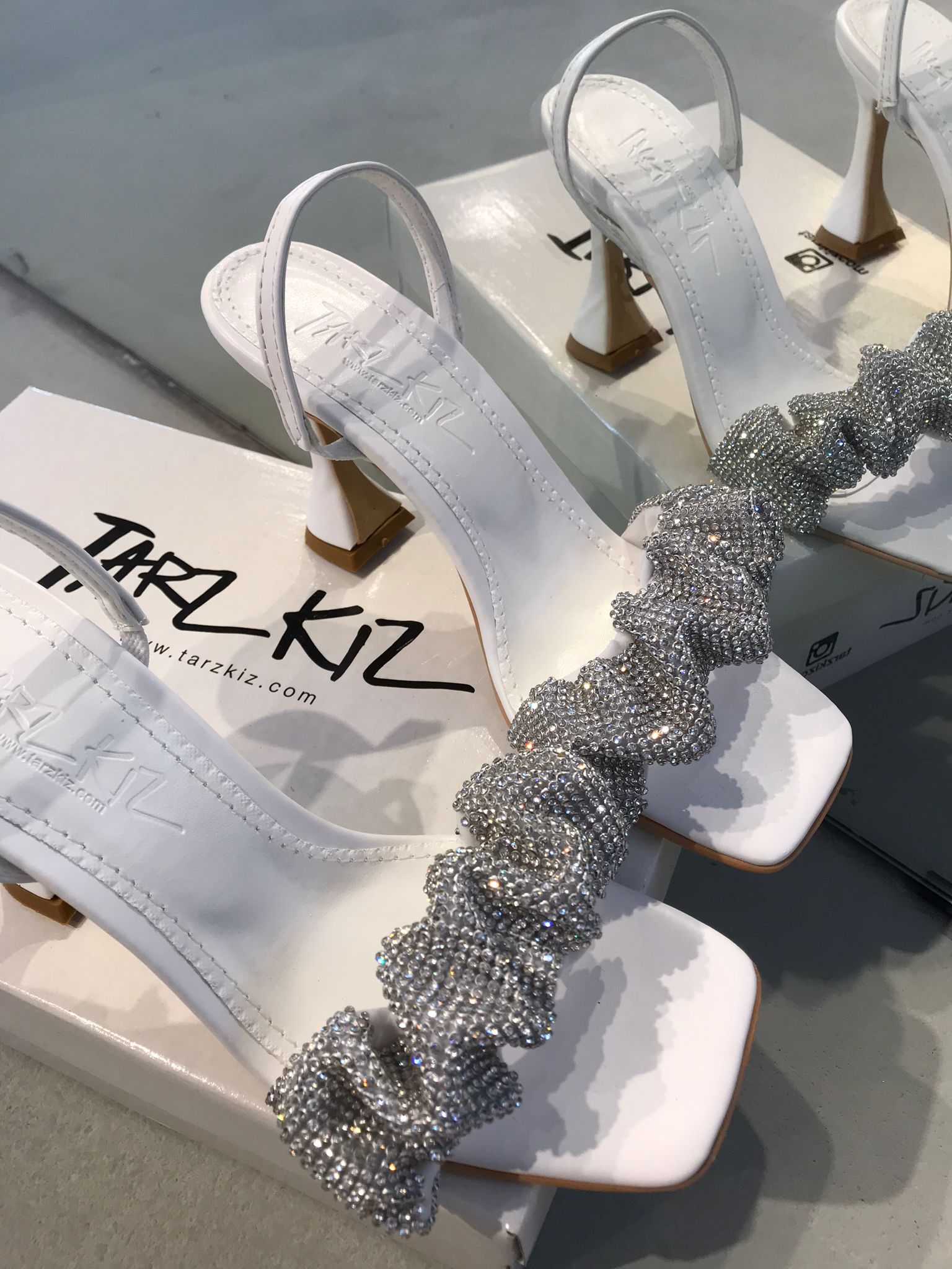 WANG BEYAZ TAŞLI SANDALET