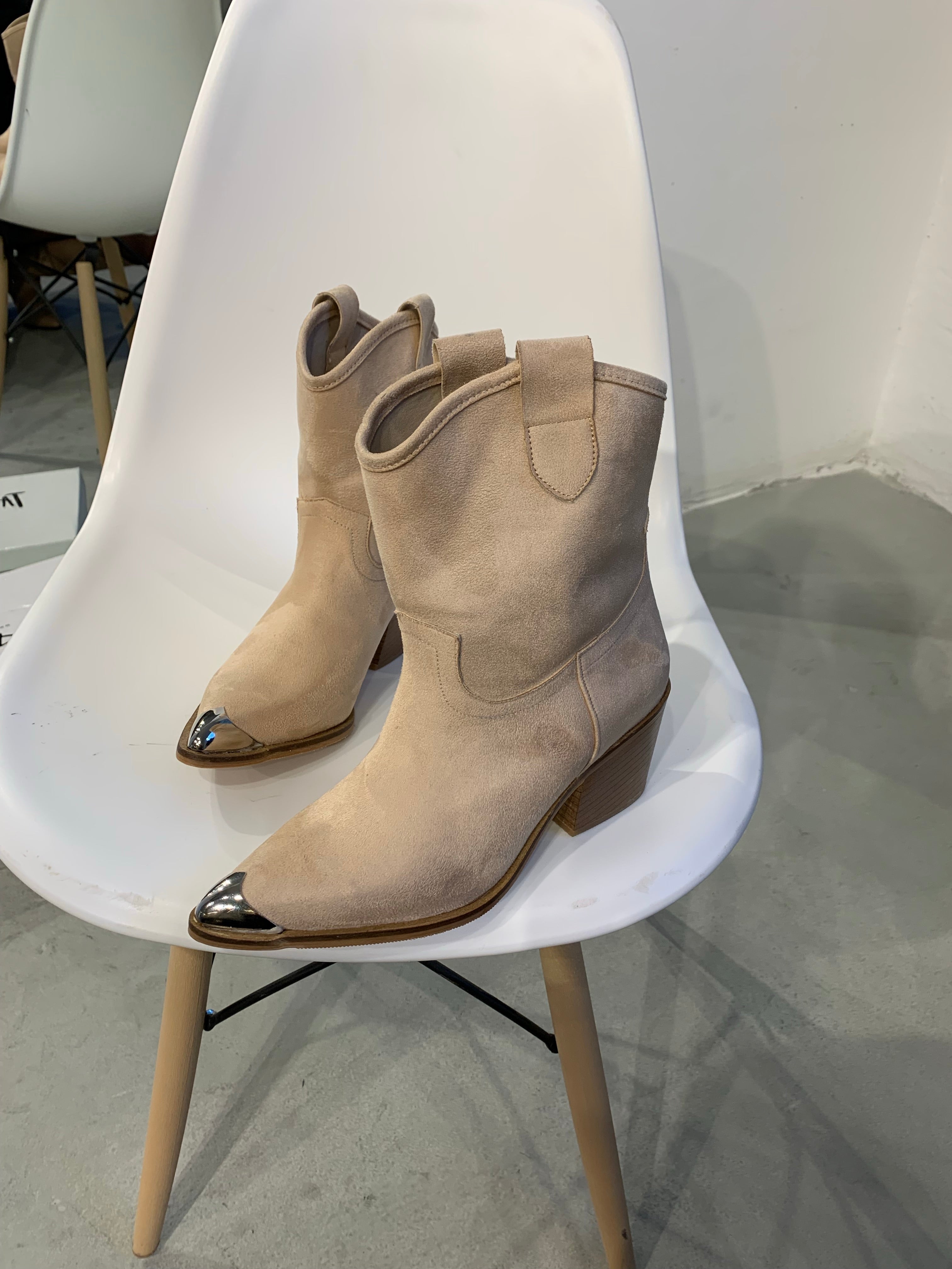 DALLAS NUDE SÜET BOOTIE